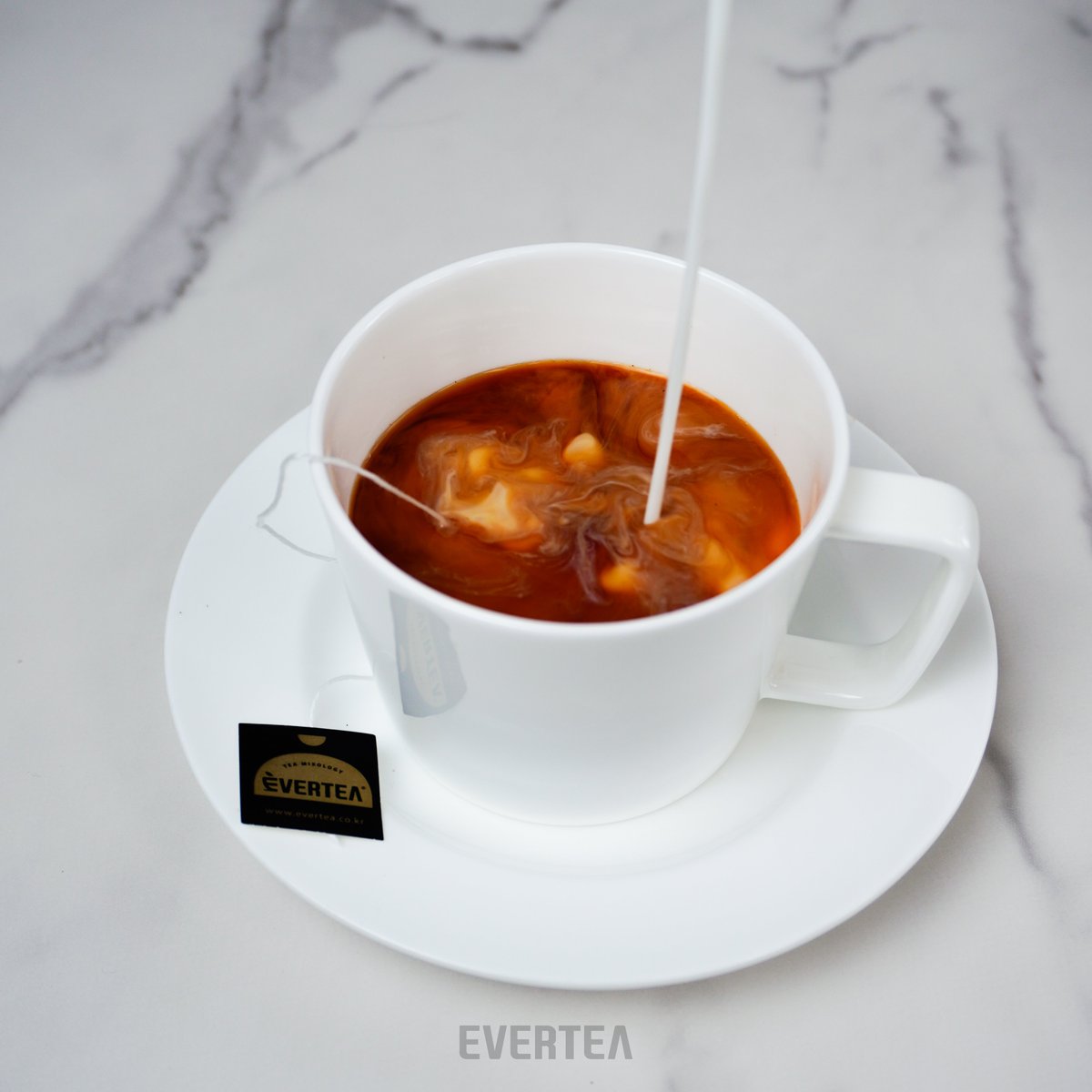 everteaofficial's tweet photo. 위스키 X 밀크티, 어른을 위한 밀크티 레시피 🥃🍦

지친 하루 끝에 여러분을 달콤하게 위로해 줄 밀크티칵테일을 소개합니다. 
🌟슈크림향밀크티에 위스키🌟를 더해 즐겨보세요.
밀크티의 부드러움과 위스키의 풍미가 완벽하게 어우러진 칵테일 한 잔이 완성됩니다.  

상세 레시피  타래👇 https://t.co/RZI9FrC19I