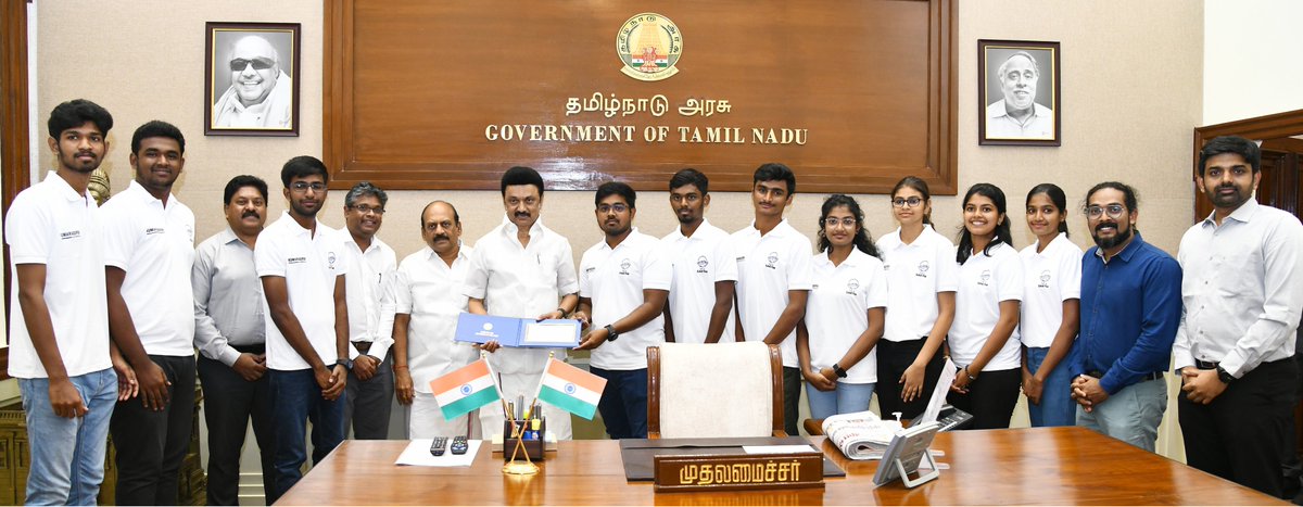 CMOTamilnadu's tweet image. மொனாக்கோ ஆற்றல் படகு சவாலில் பங்கேற்கத் தேர்வு செய்யப்பட்டுள்ள இந்தியாவின் ஒரே அணியும், இந்தியாவின் முதல் ஹைட்ரஜனில் இயங்கும் படகை உள்நாட்டு உந்துவிசை அமைப்புடன் உருவாக்கியுள்ள கோயம்புத்தூர், குமரகுரு கல்வி நிறுவனத்தைச் சேர்ந்த டீம் சீ சக்தி (Team Sea Sakthi) என்ற மாணவர் குழுவினை…