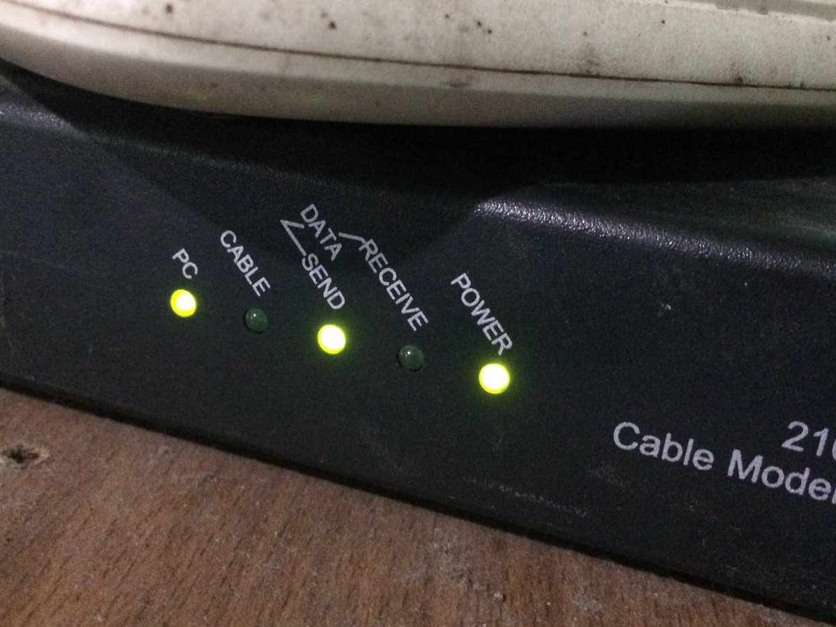 r76per's tweet photo. @FirstMediaCares kl cuma nyala lampu ini tandanya apaan min, udah restart modem tetap aja gak ada koneksi https://t.co/LLxwTAXbT2
