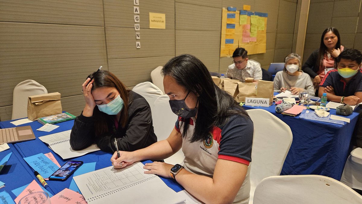 ZFF_foundation's tweet photo. Participants discuss and accomplish a worksheet on overcoming barriers.

#ZFF4UHC
#Partners4UHC
#BayangMalusog https://t.co/1jU47mF245