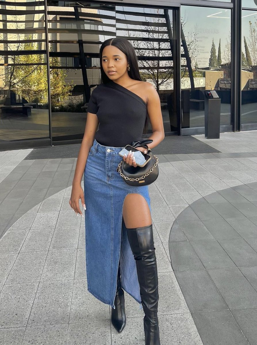 Source4dbest's tweet photo. @officialtsatsii HAPPY BIRTHDAY DEAREST QUEEN TSATSII
GREATER HEIGHTS AND MORE WINS🎉💖🎂💋🤗

EL WENDY AT 25 
OFFICIAL TSATSII DAY
HAPPY BIRTHDAY TSATSII
#TsatsiiMadiba https://t.co/2dqHUfjJYg