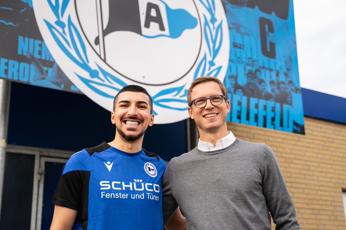 Herzlich Willkommen bei Arminia Bielefeld, Nassim Boujellab 📝

Der 24-jährige Mittelfeldspieler wechselt ablösefrei von Schalke 04 zu uns nach Ostwestfalen und wird gleich beim Trainingsauftakt bereit mit auf dem Platz stehen.

#immerdabei