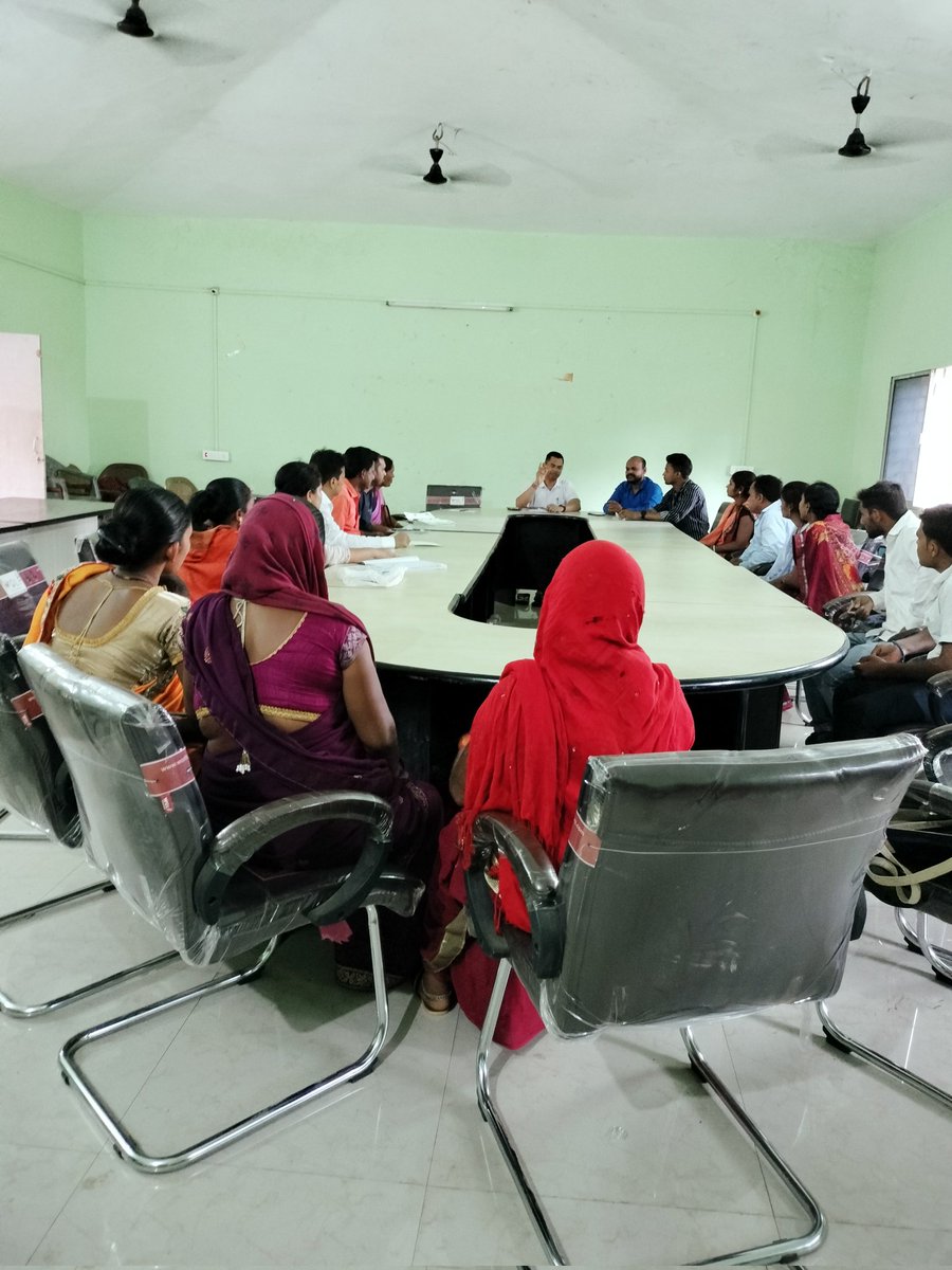 Today a training conducted for Bagwani Sakhi and beneficiaries selected in the Birsa Harit Gram Yojana under the chairmanship of BDO Sir, in the meeting hall of Block Tarhasi. 
In this training programme, BPM Sir, DEO, JSLPS Staff, GRSs, others were present. #nrlm #livelihood