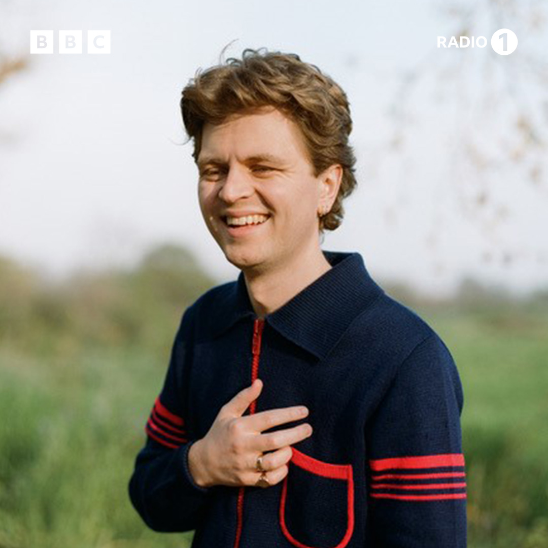 ☀️Radio 1 have announced a new summer schedule which will kick in from Monday 3 July☀️

Yinka Bokinni and Conor Knight will take over the Friday Early Breakfast slot as part of a monthly rotation 💫

Tune into <a href="/conorxknight/">CONOR KNIGHT</a> in July &amp; Yinka in August💥

1/4