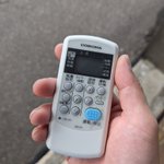 仕事用携帯が鳴らなくて暇な今日。ポケットから出てきたのはエアコンのリモコンだった。