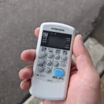 仕事用携帯が鳴らなくて暇な今日。ポケットから出てきたのはエアコンのリモコンだった。