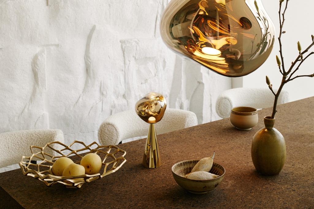 TomDixonStudio's tweet photo. The perfectly colour-matched MELT Pendant and MELT Portable in Gold, paired with our BONE Bowl in Brass.
Link in bio.
@designresearchstudio
@petenavey
#oneparkdrive https://t.co/2Aa3aAvRJX