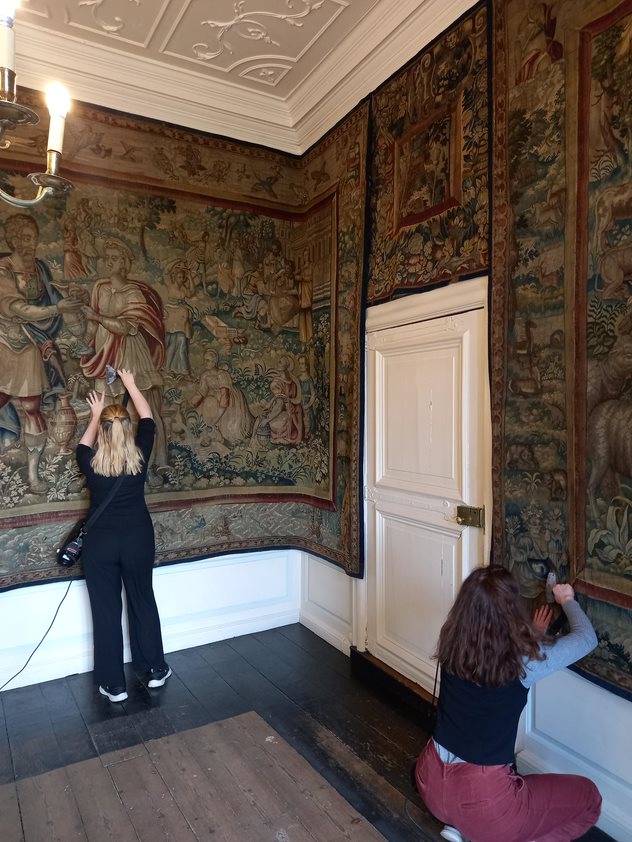 DU_Collections's tweet image. Over the past few weeks our collection care staff have been taking down some of the tapestries at Castle for conservation treatment. Now they are off for freezing to make sure they don&apos;t have any uninvited guests! ❄️❄️🪲🐛🪲❄️❄️

#DUCollections #textileconservation