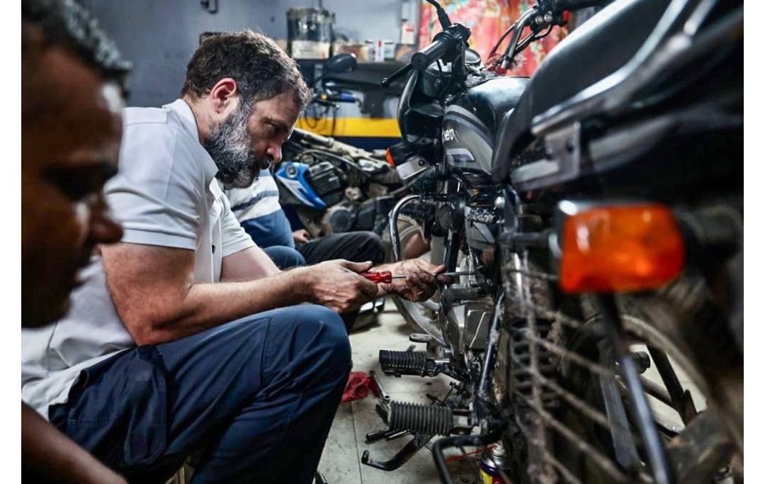 @ANI Defense scientist Shri Shri @RahulGandhi, under the tutelage of @sampitroda and @Pawankhera converting Bike into drone.