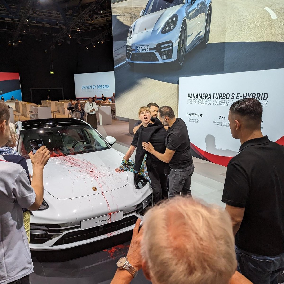 aktion_autofrei's tweet image. Schluss mit Porsche!
Die erste und letzte Hauptversammlung der Porsche AG erntet Proteste.
blog.verkehrswendestadt.de/breites-aktion…