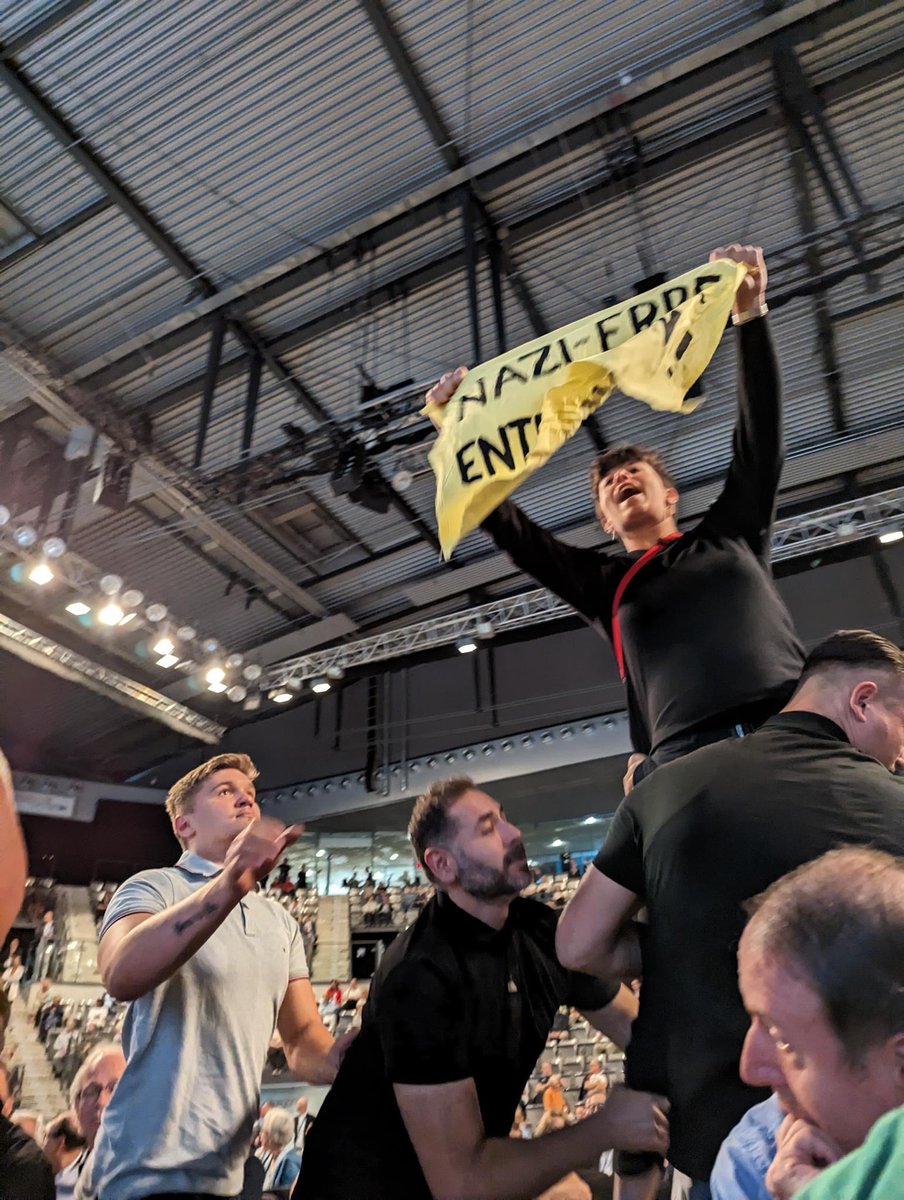 aktion_autofrei's tweet image. Nazi-Erbe enteignen! 
Die Glorifizierung Porsches bis heute ist ein Zeichen eklatanter  Geschichtsvergessenheit und so nicht mehr tragbar. Die Familie  Porsche-Piech muss als das benannt werden, was sie ist:  Kriegsverbrecher-Erben und bis heute Profiteure dieser Verbrechen