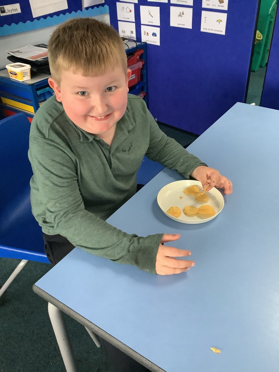 WoodlandsAC's tweet photo. Woodpeckers Eid #Celebration. We talked about #Eid first and how it is #celebrated and then went on to #tasting different #foods from this #festival. The pupils also got to experience #Henna prints and selected what print they wanted on their hands #funlearning https://t.co/qfZ3FGqyGp