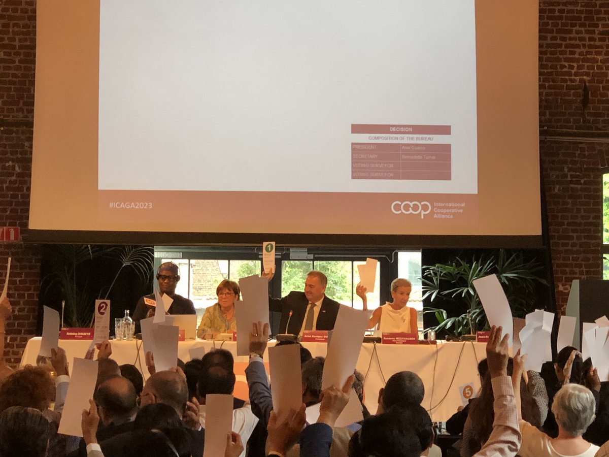Dan_Saler's tweet photo. Estamos en la #ICAGA2023 Asamblea General de @icacoop donde ya se han aprobados cambios estatutarios presentados por la mesa de Autoridades liderada por el Presidente @ArielGuarco y la Presidenta @FernandezGCoop de @CoopAmericas quien preside y presenta trabajo Comité Gobernanza https://t.co/ItBsds1l3g