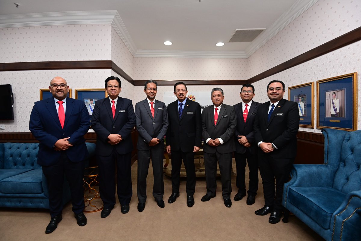 Mesyuarat ini juga turut dihadiri oleh YBhg Datuk Dr SUSK&amp; Pengawai Khas KSN. Manakala JKR selaku Urus Setia JPAK, dihadiri oleh YBhg Datuk KPKR,YBhg Dato' PK CPAB,YBrs Pengarah BPPA serta para pegawai BPPA,Ibu Pejabat JKR.<a href="/zukiAli_/">Mohd Zuki Ali</a> <a href="/irahmadredza/">Ahmad Redza Ghulam</a> <a href="/mdbppa/">IrMD</a> <a href="/IrDrAFirdauz/">IrDrAhmadFirdauz</a> <a href="/amriz_zul/">Ir. Ts. Zul Amri</a>