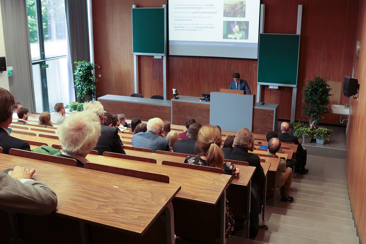 Christian Gomille hält Antrittsvorlesung an der Rechtswissenschaftlichen Fakultät der UdS
mit pandemiebedingter Verzögerung  am Mittwoch, dem 7. Juli 2023 zum Thema „Kunst im öffentlichen Raum“
uni-saarland.de/fakultaet/r.ht…