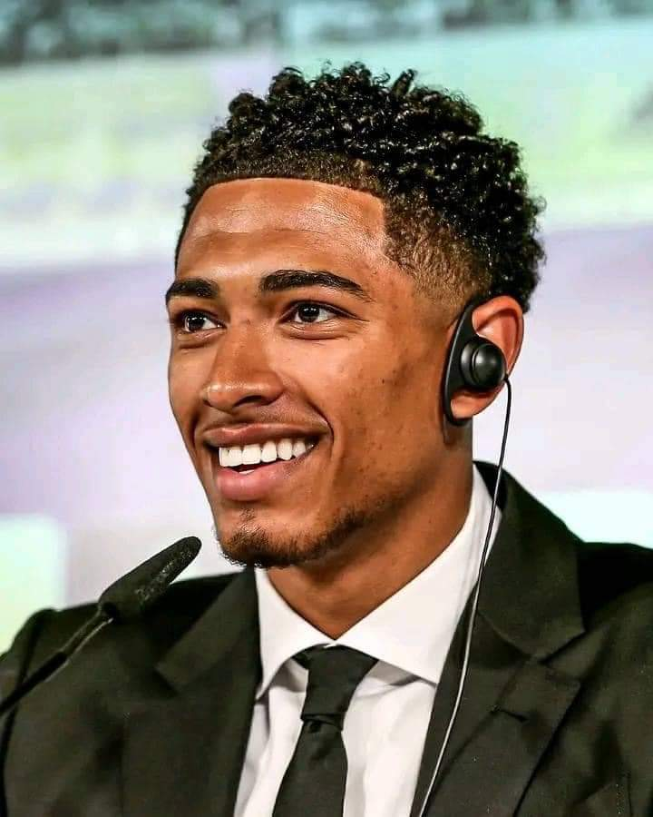 Bellingham 🗣️: “I want to win 5 Ballon d'Ors like Cristiano Ronaldo.”

Reporter 🗣️: “Why not 7 like Messi?”

Bellingham 🗣️: “I said I wanted to win, not steal.” 😂😂😂