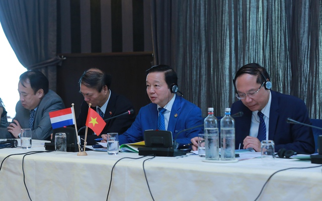 NLinVN's tweet photo. The #IC8 meeting in The Hague yesterday emphasized that it is now time for 🇻🇳&🇳🇱 to take serious steps towards the implementation of cooperation agreements in #watermanagement, #climatechange adaptation, #greentransition & #circulareconomy @MinIenW @markharbers
📸@VNGovtPortal https://t.co/Mrndsu2Ygx