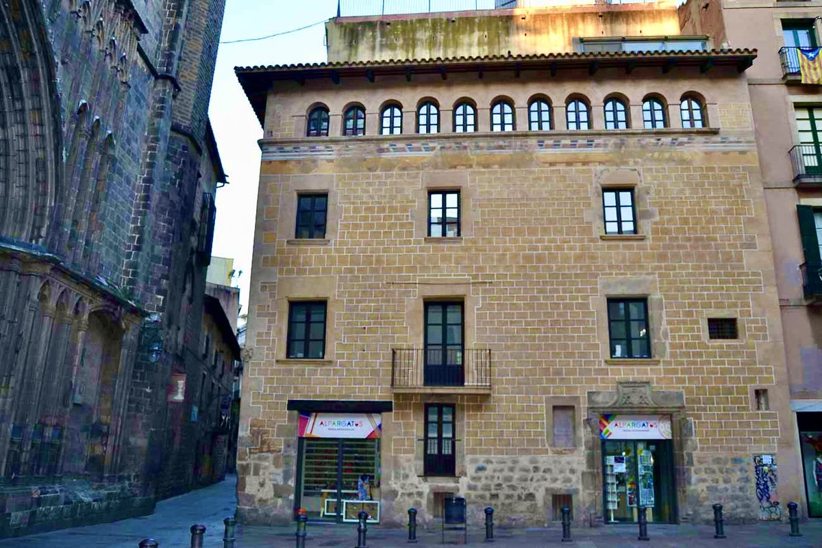 CASA DE LA CONGREGACIÓ DE LA PURÍSSIMA SANG, institució caritativa fundada a principis del segle XV. Edifici de tres pisos construït el 1562 sobre un  preexistent, possiblement l’antiga casa rectoral de la parròquia de santa Maria del Pi de Barcelona.