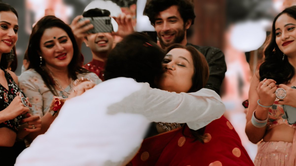 This bond between mother and son, is just so exquisite, so beautiful. They’re more buddies than anything. Proof of the years they’ve spent with only each other as support and confidants. Shalini and #NakuulMehta light up the screen. 

 #BadeAchheLagteHain3