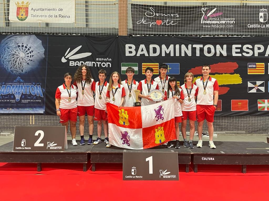 Deportesjcyl's tweet photo. ¡La selección infantil de Castilla y León ha conseguido por primera vez en su historia el oro en el Campeonato de España en Edad Escolar CESA! 🏸🏆🥇

El claro ejemplo de que todo esfuerzo tiene su recompensa 🙌🏻

@FECLEBA #DeportesJCyL https://t.co/UAFehbwK24