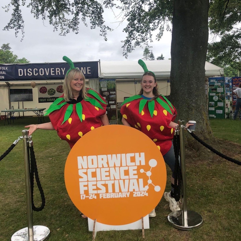 We're back at the @norfolkshow!

9am - 5pm, 28 & 29 Jun, at the Norwich Science Festival marquee in The Discovery Zone. Packed with hands-on experiments & illuminating science fun🧬
@UEAPharmacy @LittlestoryCo 
@norfolkshow @JohnInnesCentre 
@EastNorfolk @ffdt_uk @TheQuadram