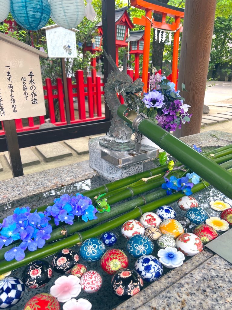 ASIAN_ESPOIR's tweet photo. 新田神社⛩️

立ち寄ったら、もう短冊🎋が☺️
去年は息子が真剣に
謎の願い事、書いてたなぁ…
(まだ叶ってない)

手水舎にカエル🐸ちゃん♡

#新田神社 #大田区 #武蔵新田 #七夕 #短冊 https://t.co/hTOQuMPSAG