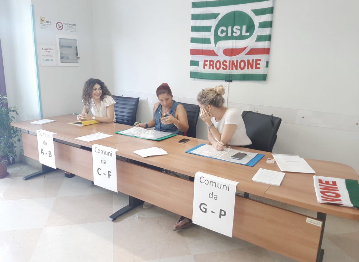Cisl_Lazio's tweet photo. Anche oggi a #Frosinone siamo tantissimi con la bellissima comunità della Cisl Ciociara per la raccolta firme Partecipazione al Lavoro #unpostoaltavolo 
Presente per la Cisl Lazio il Segretario Luca Bozzi https://t.co/vqHdFHkmLh