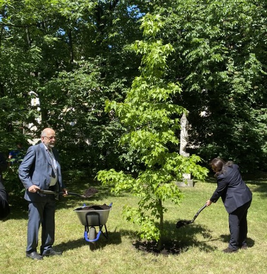 Anlässlich des vierzigjährigen Jubiläums der Kooperation der Universität Warschau und der UdS nahm Frau Prof. Dr. Dr. h.c. Chiusi mit einer  Delegation der UdS auf Einladung des Rektors , Prof. Dr.  Grucza, an den  Feierlichkeiten teil.
tinyurl.com/4ze6vkcp