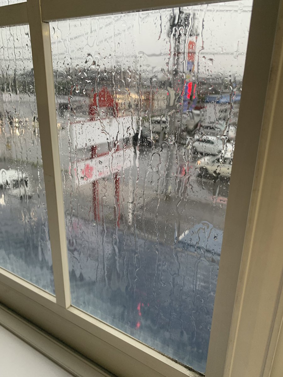 maricari1122's tweet photo. 高崎はすごい雨です。お帰りの際はお気をつけて！　#高崎 #雨 #気をつけて https://t.co/hwiOyeTOEF