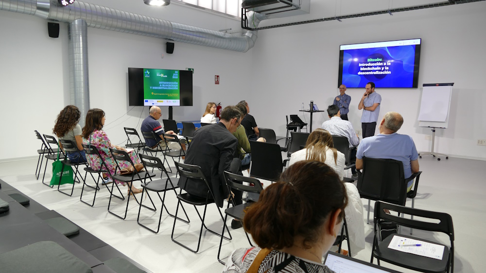 ITA_tecnologia's tweet image. Segunda sesión del ciclo #StarTTech en el marco del @AragonDih @IAF_Aragon @GobAragon

🔛En el Digital Imagination Center #DIC_ITAINNOVA de @ITAINNOVA 

🔝🏄Con @marioazurza, director de Formación de @tutellus 
#Blockchain