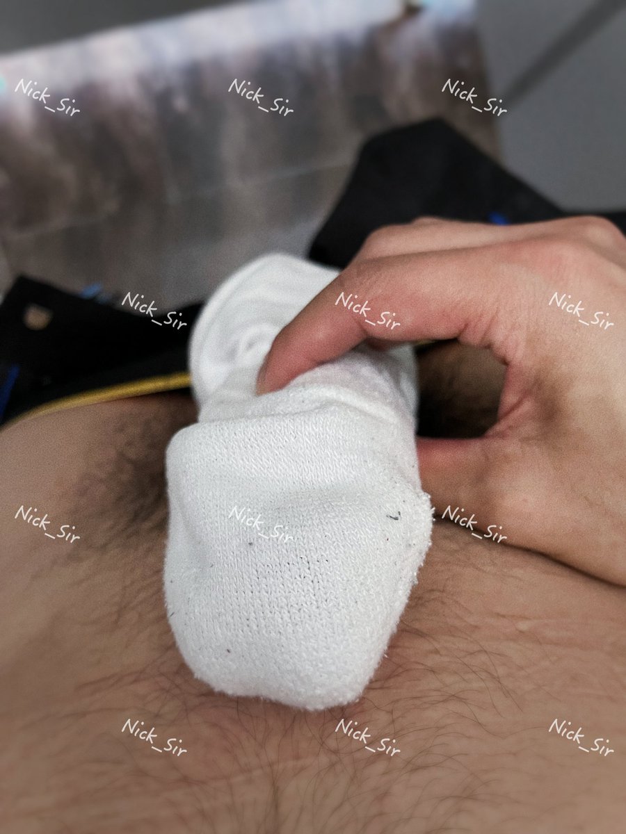 Nick30920's tweet photo. 健身房精瘦小伙的白袜，袜子已经有点磨薄了。
淡淡的味道，趁他脱下来拿去卫生间套着享用。
下次用他的黑袜撸。
#健身房猎物 #套袜子撸 #直男袜子 #痞帅 #打飞机 https://t.co/oBJ1381yKV