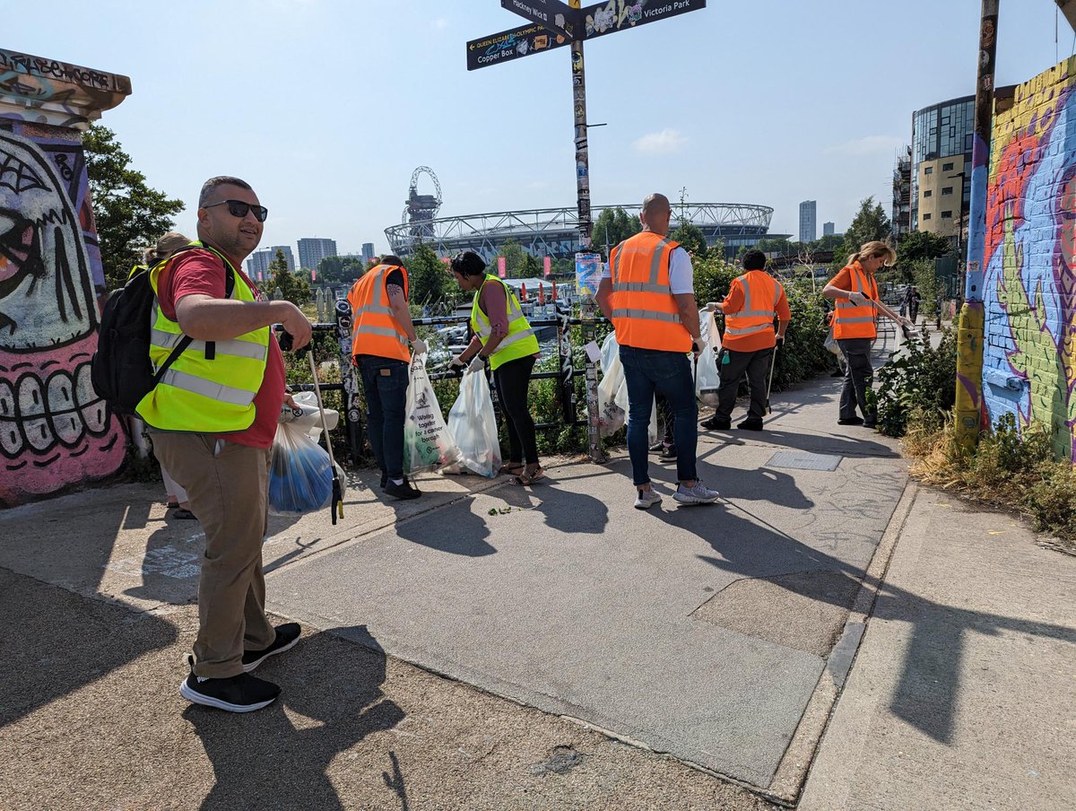 TowerHamletsNow's tweet photo. Massive shout-out to the teams from @VeoliaUK and @HereEast, who volunteered their time to help clean up the Hackney Wick area earlier this month. 💚

Together they filled over 45 bags of litter, making a big difference to the local area.

Thank you all for your time and work! 🤩 https://t.co/lMmxmwc3Py