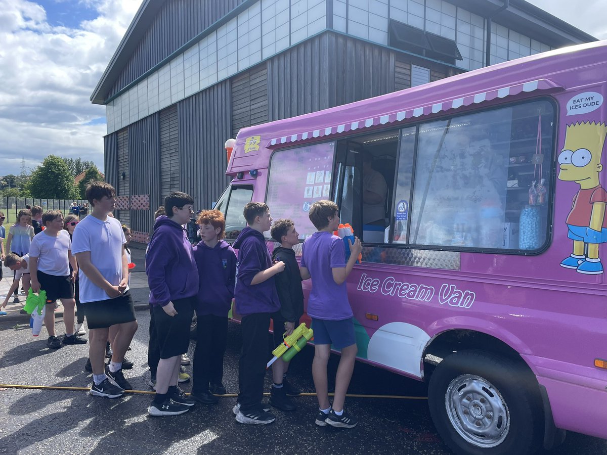 P7 have been so busy with many exciting end of term activities. This week we had a huge water fight, a slip and slide & ice cream thanks to Simpsons Tranent 🍦🔫 #endofterm #icecream #waterfight #endoftermfun