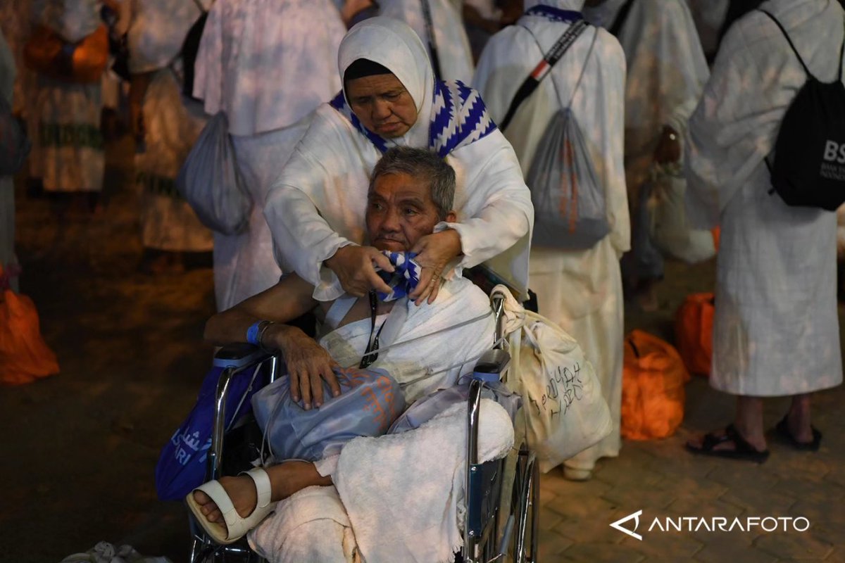 antarafoto's tweet photo. Jamaah haji menunggu kendaraan untuk mengantarkan mabit ke Muzdalifah di Arafah, Arab Saudi, Selasa (27/6/2023).
ANTARA FOTO/Wahyu Putro A
#jamaahhaji #mabit #muzdalifah #arabsaudi #mekah #ibadah #dzulhijah https://t.co/iRuZ7HLGGs