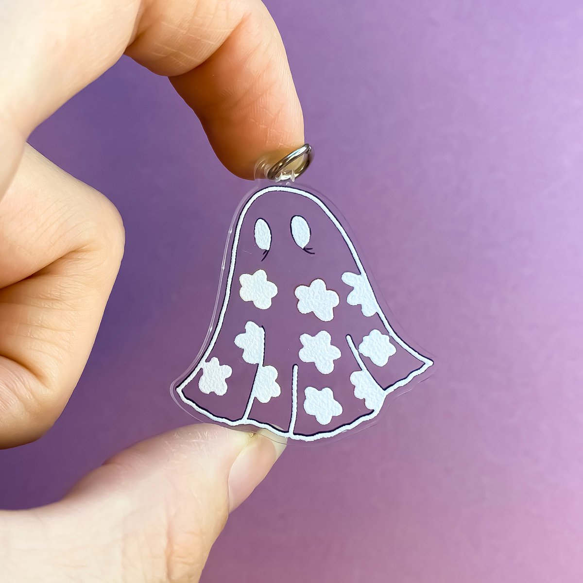 ZapCreatives's tweet photo. Did you know? You can add a jump ring to your charm order!
Artwork by ihadotherplans (Instagram)  🌻👻

#charms #clearcharms #acrylic #eco #merch #art #illustration #smallbusiness #printing #lasercutting #merchandise #ghost #flowers #madeintheuk #ecofriendly https://t.co/5NIFkEEngi
