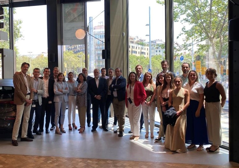 FutureFF's tweet image. Ayer en #Barcelona, celebramos una nueva sesión de la Comisión Delegada de #FutureFastForward 🙌 en @tuSEAT. Revisamos los proyectos que ya están transformando el sector de la #electromovilidad e hicimos balance del H1 de este proyecto de país.