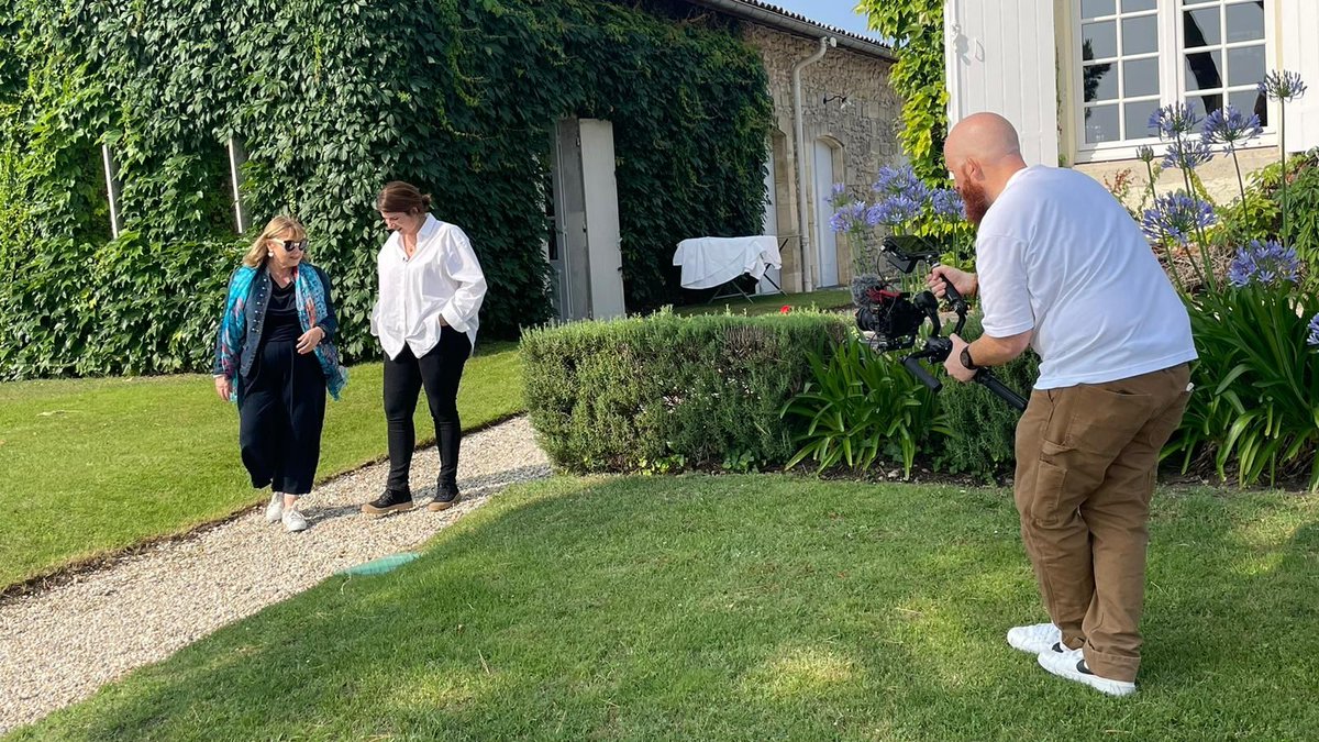 🎥 Tournage en cours pour l'équipe de Terre de vins.
<a href="/TDVredacChef/">Sylvie Tonnaire</a> fait le point sur les #primeurs2022 au  <a href="/Chateau_Meyney/">Château Meyney</a>  (Saint-Estèphe) avec <a href="/AnneLENAOUR33/">Anne LE NAOUR</a> directrice générale de CA Grands Crus.