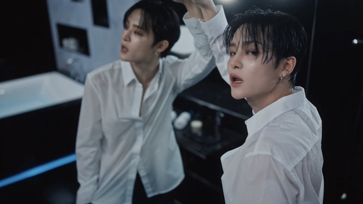 PARKPILATESS's tweet photo. THE WET LOOK?! 😭🫶🏻 

T5 SHOW YOUR MOVES
#T5_MOVE_MV_Out_Now
#TREASURE_MOVE
#T5_MOVE_이제야_시작이잖아 
@treasuremembers https://t.co/QeQcKCxxqr
