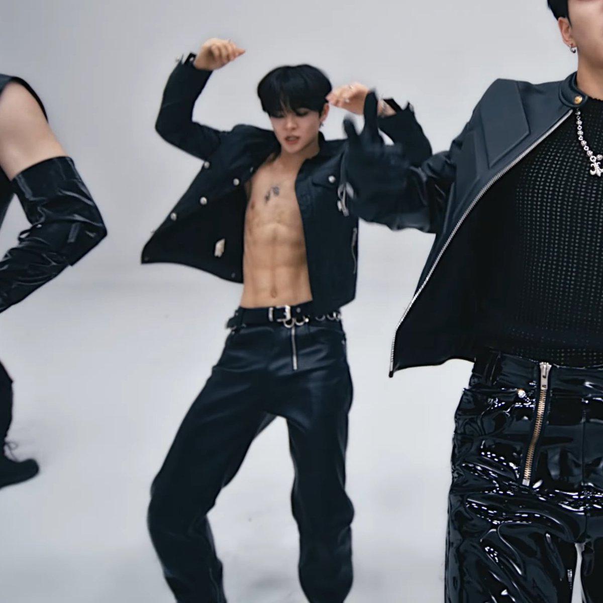allrounderpjh's tweet photo. JIHOON SHIRTLESS AND HIS ABS WHAT THE FUCK https://t.co/qmafcGp3nQ