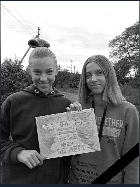 Die 14-jährigen Schwestern Julja und Anna Akentschenko wurden in Kramatorsk von einer russischen Rakete getötet. Sie hatten eben die 8. Klasse beendet. Ein weiteres 17-jähriges Mädchen starb. Bis jetzt wurden 9 Tote geborgen. Es gibt 50 Verwundete.
#RussiaIsATerroristState