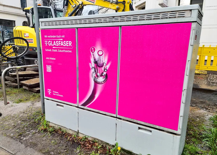 Die Deutsche Telekom weitet ihren Ausbau von Glasfaser in Düsseldorf deutlich aus. 260.000 Haushalte und Unternehmensstandorte sollen erschlossen werden. Dies hat der Konzern heute mitgeteilt. #DeutscheTelekom #düsseldorf #Glasfaserausbau

glasfaser-internet.info/fiber-news/tel…