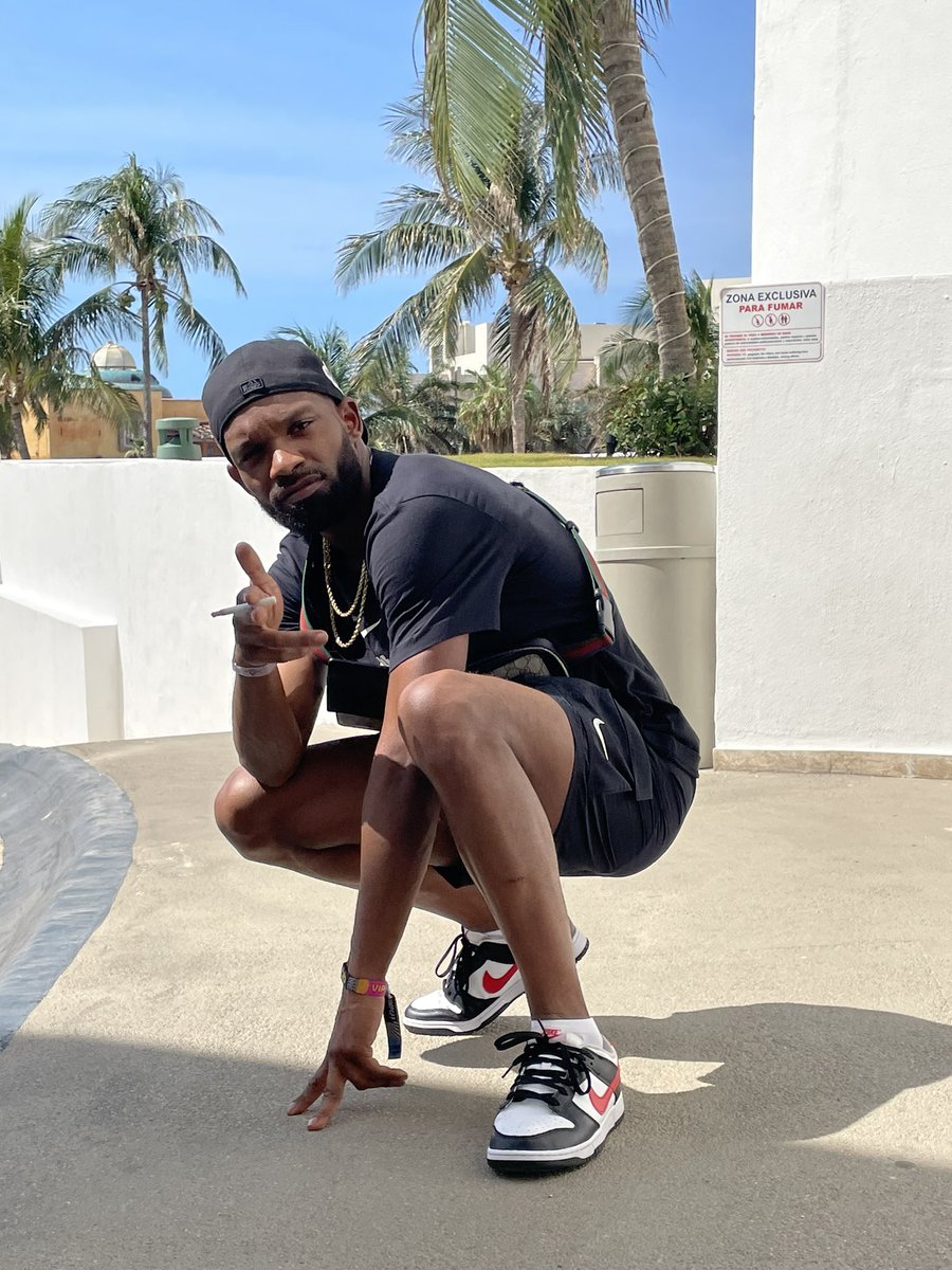 cruzythgltch's tweet photo. Upped my hustle. Upped my grind. Upped my shine. Happy Birthday to the one and only Billy Sex Money Bundles🤞🏾❤️ https://t.co/yTwQXKsXss