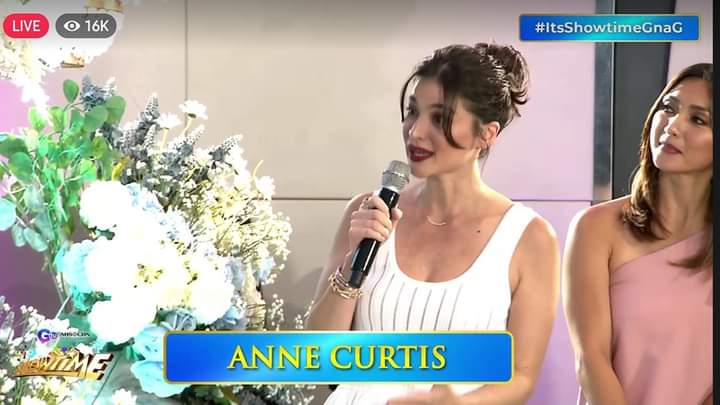 ShowbizExpress2's tweet photo. Sa naganap na contract signing ng It's Showtime at GTV, isa-isang nagpasalamat sina Anne Curtis, Ogie Alcasid, Jhong Hilario, Kim Chiu, at Vice Ganda sa mga bosses ng Kapamilya and Kapuso Network. https://t.co/St0VN6eXdY