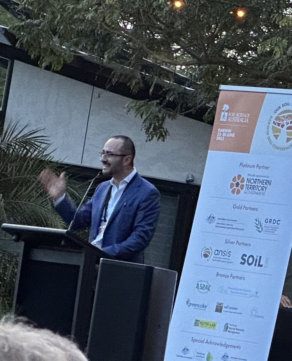 Giacomo Betti <a href="/theGRDC/">GRDC</a> doing a great job of speech at Soil Science Australia conference dinner. Just plugged <a href="/SoilsWest/">SoilsWest</a> ebooks. 👏👏