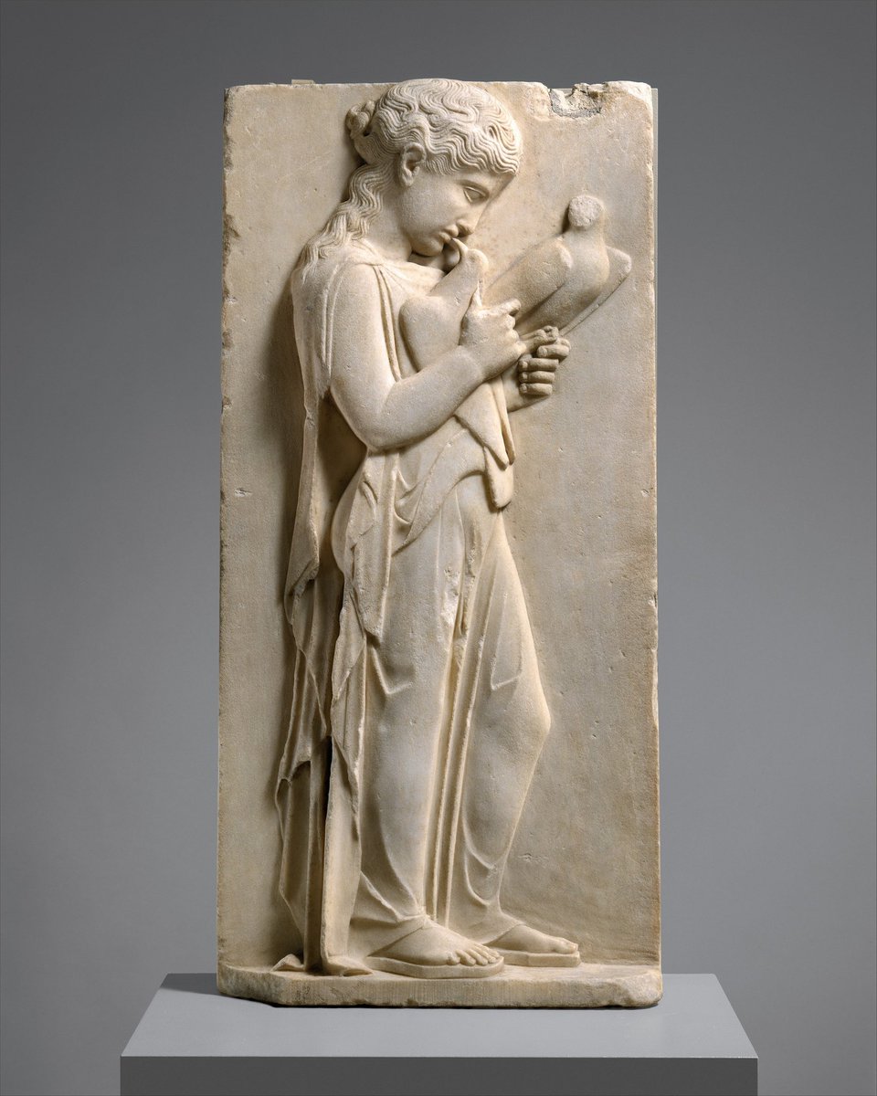 A personal favourite for #ReliefWednesday - a touching marble grave stele of a young girl holding doves (made c.450 BCE).

The careful carving of her loose peplos shows her small frame whilst her hair is beautifully depicted in curls.

🏛️@metmuseum

#Classics #Greek #Art #History