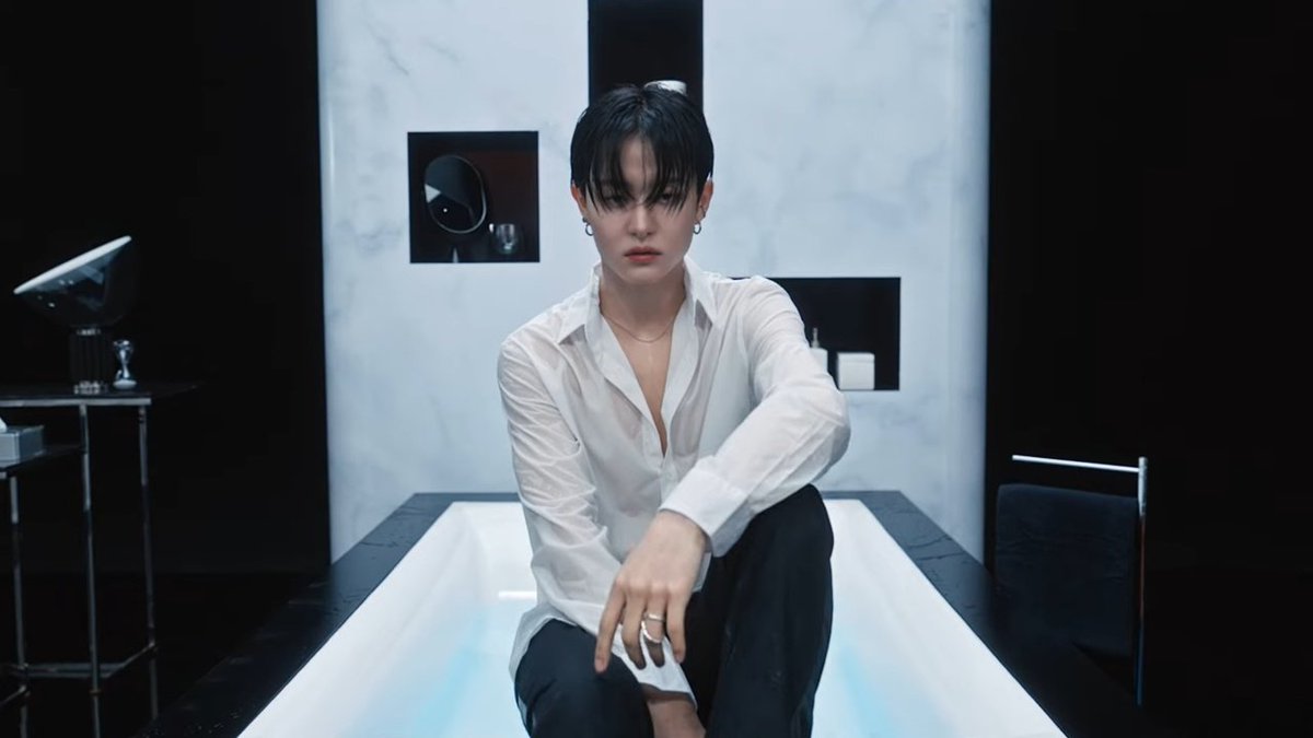 jihoonfilter_'s tweet image. I CAN&apos;T BREATH WITH HIS VISUAL