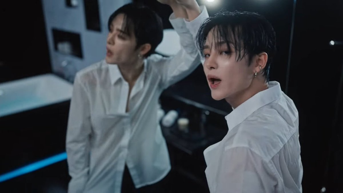 jihoonfilter_'s tweet image. I CAN&apos;T BREATH WITH HIS VISUAL