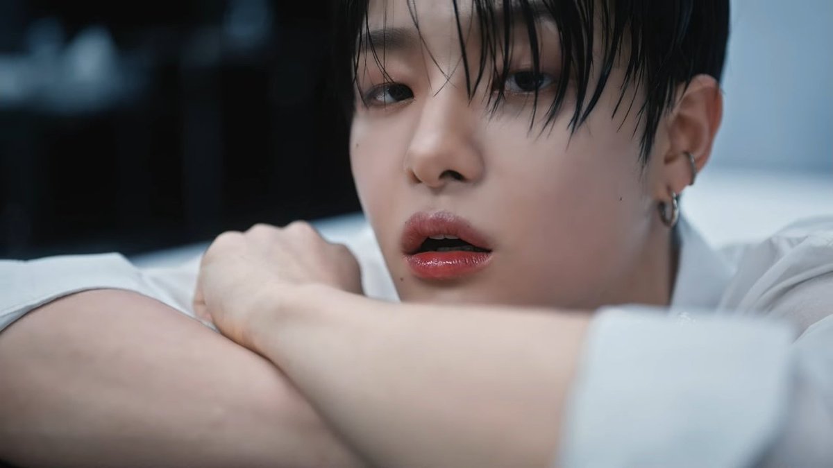 jihoonfilter_'s tweet image. I CAN&apos;T BREATH WITH HIS VISUAL