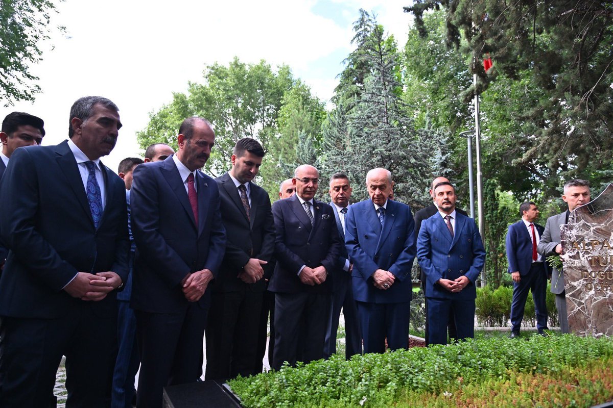 Genel Başkanımız Sayın Devlet BAHÇELİ, Başbuğumuz Alparslan TÜRKEŞ'in kabrini ziyaret edip, dua etti.