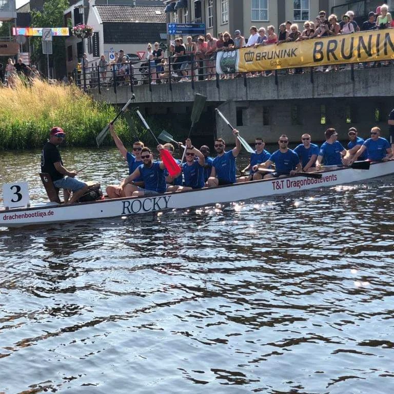 Hak4t's tweet photo. 🐉🎉 We zijn 10e geworden bij de Brunink Drakenbootrace! Een ‘dank je wel’ naar iedereen die ons heeft aangemoedigd en naar de organisatie is zeker op zijn plaats👏. Op onze site staan nog meer foto’s en video’s van de drakenbootrace https://t.co/8QSDMciDwE

#SamenSterk https://t.co/OMNRkMqcgU
